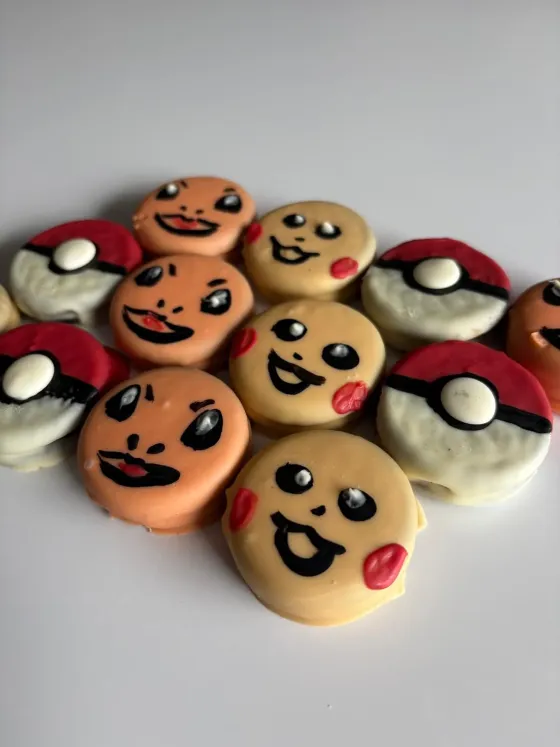 Gedipte koekjes met Pokeball-thema en lachende gezichtjes
