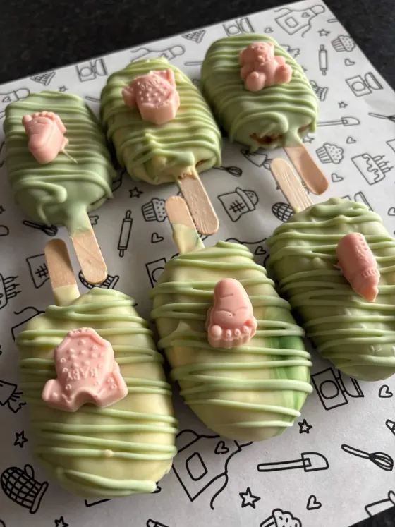 Groen gedipte cakepops op stokje met roze konijntjes, paasthema