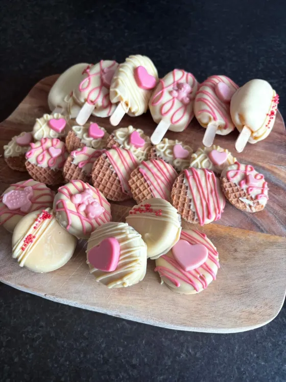 Roze en witte cakepops, Oreo's en mini-stroopwafels met hartjes