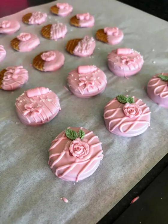 Roze gedipte koekjes met roosjes-versiering