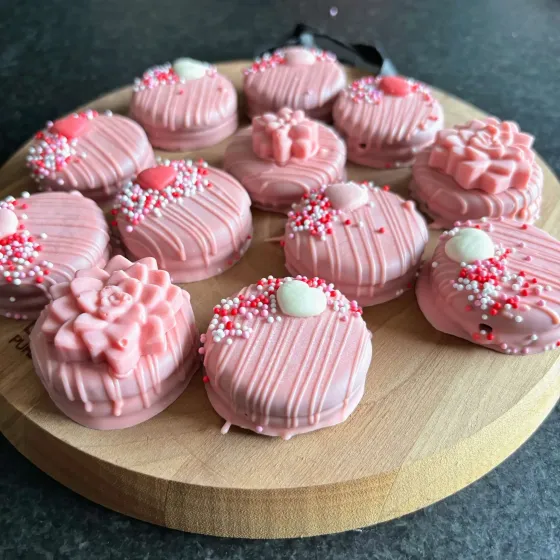 Roze gedipte Oreo's met bloemversiering