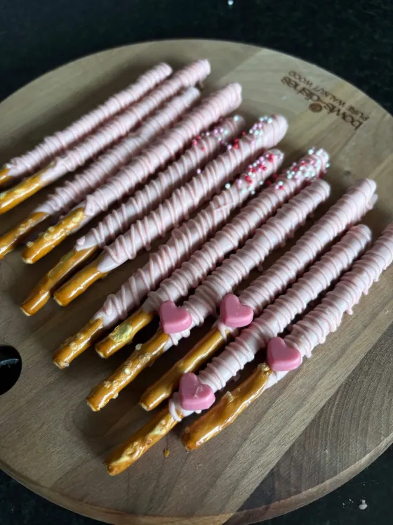 Roze gedipte pretzelsticks