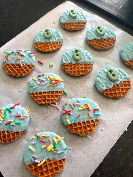 Turquoise gedipte mini-stroopwafels met sprinkles
